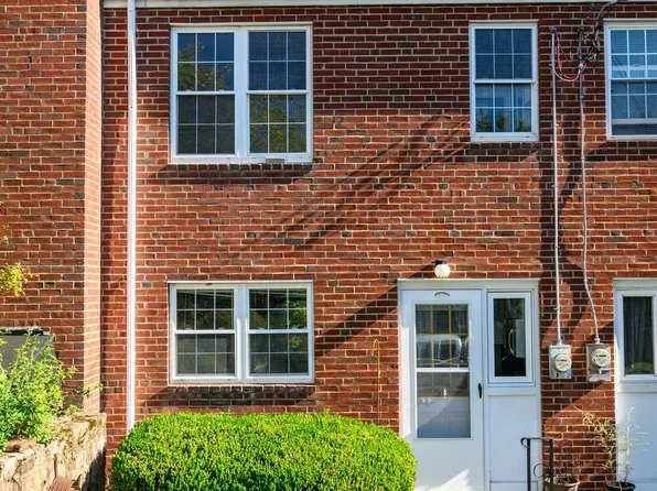 200 Maplewood Dr APT E8, Pottstown, PA 19464