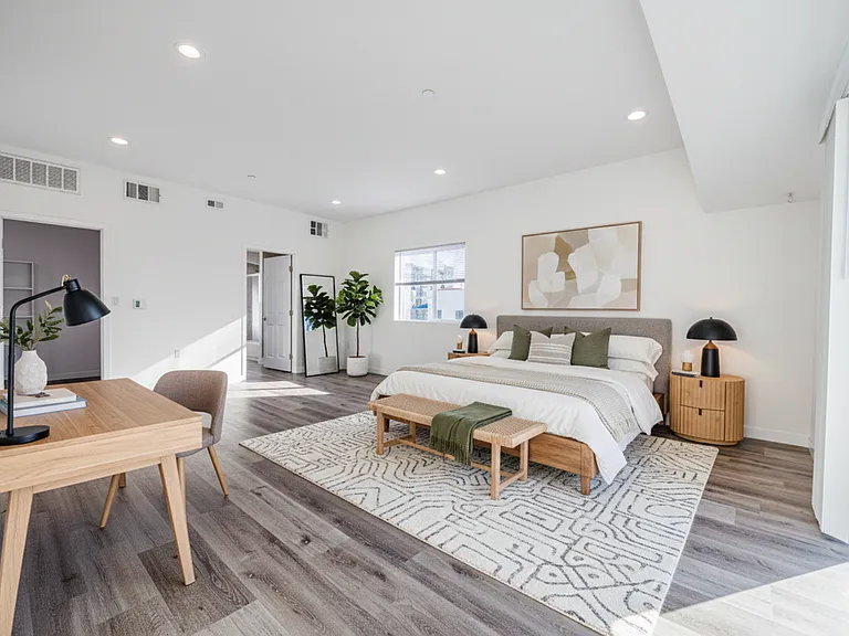 1119 N Berendo St — Photo 4
