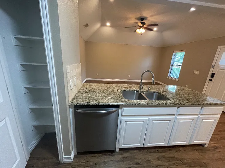 408 W Johnson St — Photo 5