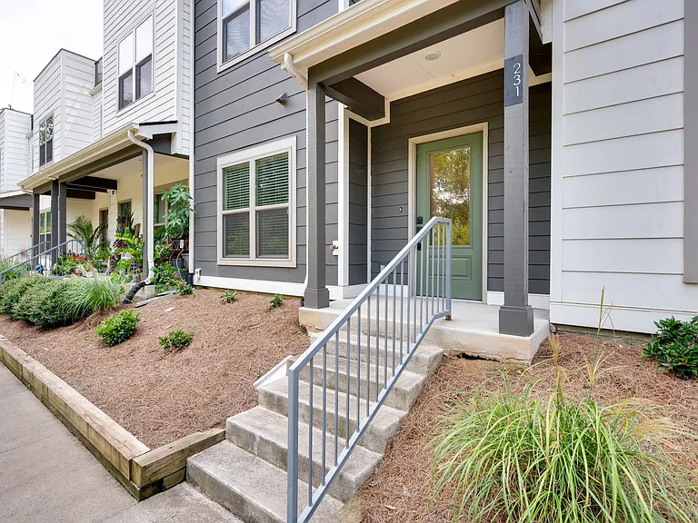 231 Thompson Park Dr — Photo 2