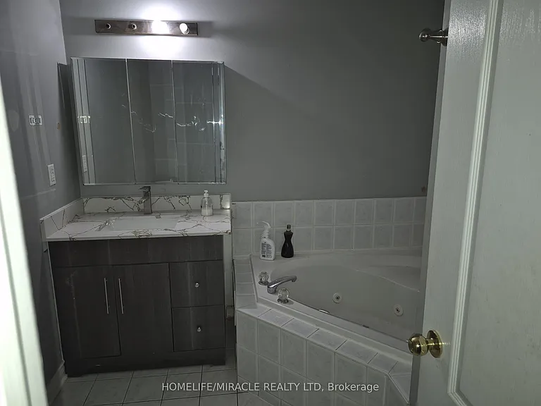 124 Lindenshire Ave #UPPER — Photo 4