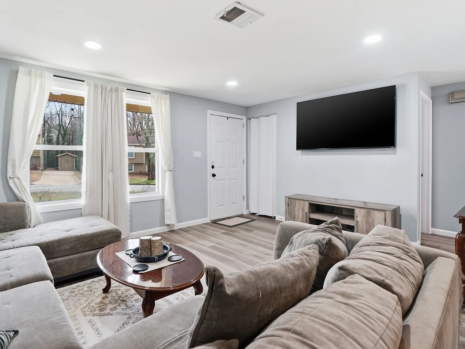 3 bed, 1272 sqft, $2,300 — Photo 2