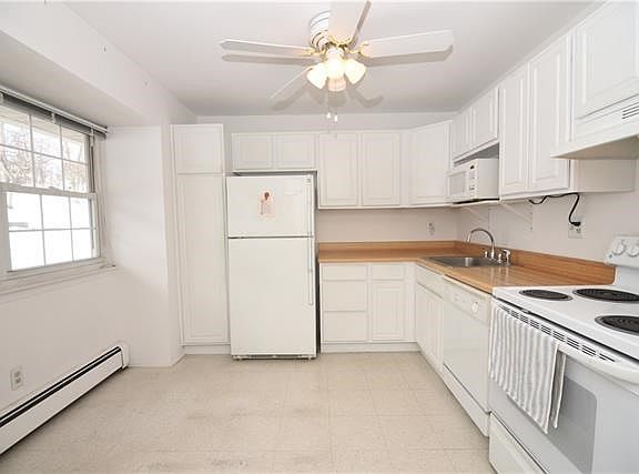 Bright eat in kitchen.