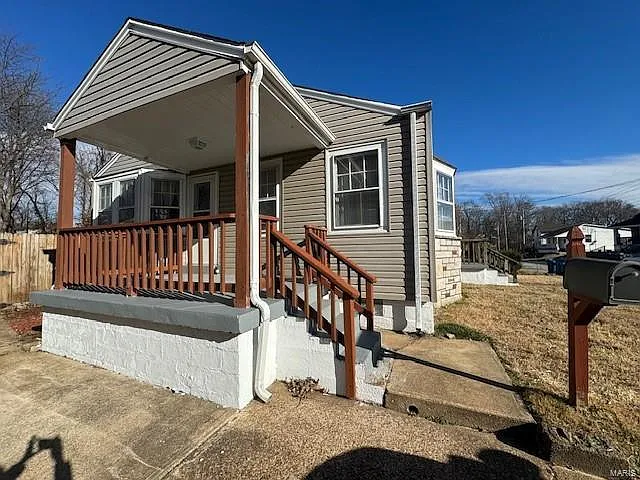 127 E Loretta Ave photo 1