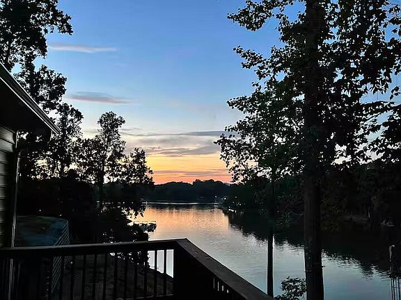 2nd image of 1970 Morewood Rd