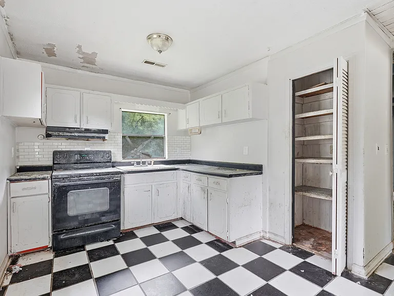 615 Macon St — Photo 15
