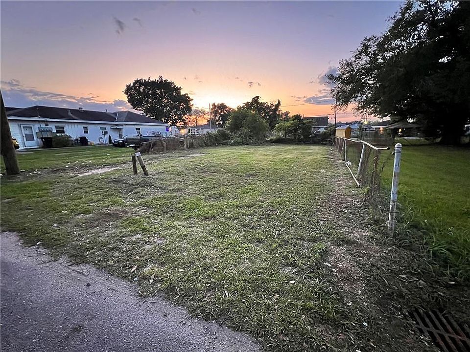 2nd image of 2410 Caluda Ln