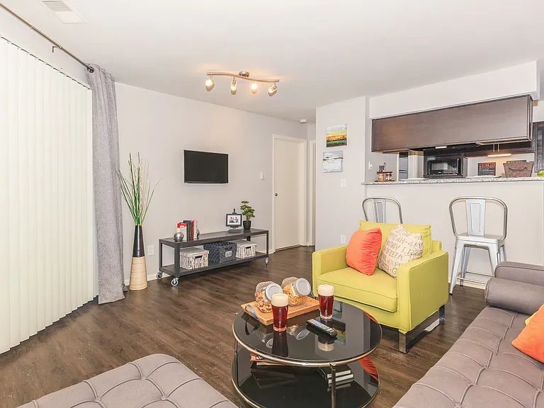 Lakeshore Apartments — Photo 36