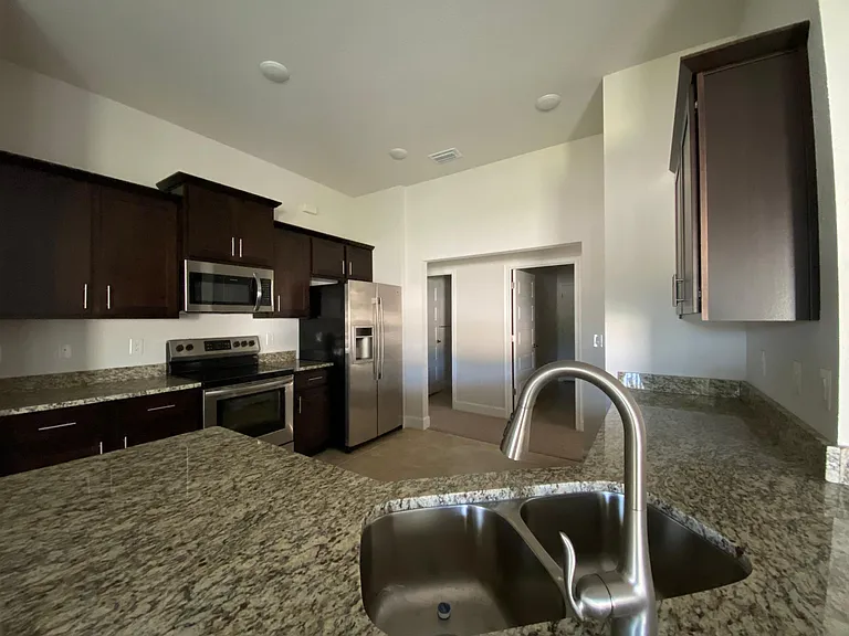 564 NW Oakmont Way — Photo 16