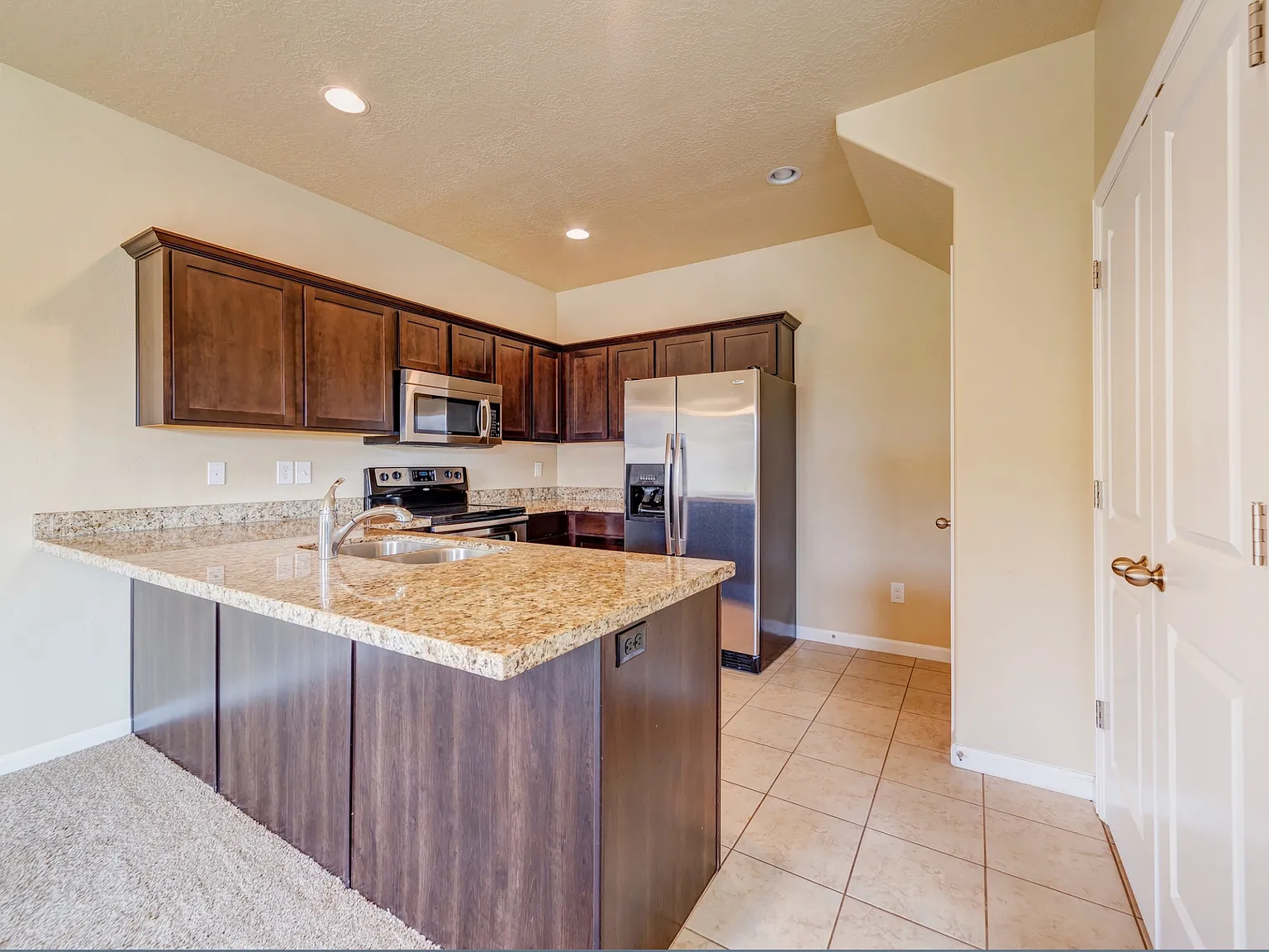 3 bed, 2.5 bath, 2000 sqft, $1,900 — Photo 3