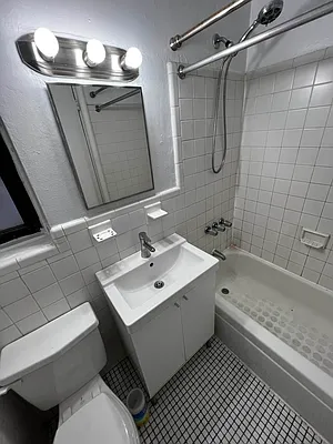 Rented by Salon Realty Corp | media 4