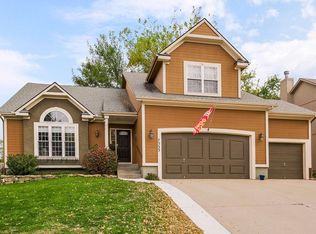 7323 Meadowsweet Ln, Shawnee, KS 66227