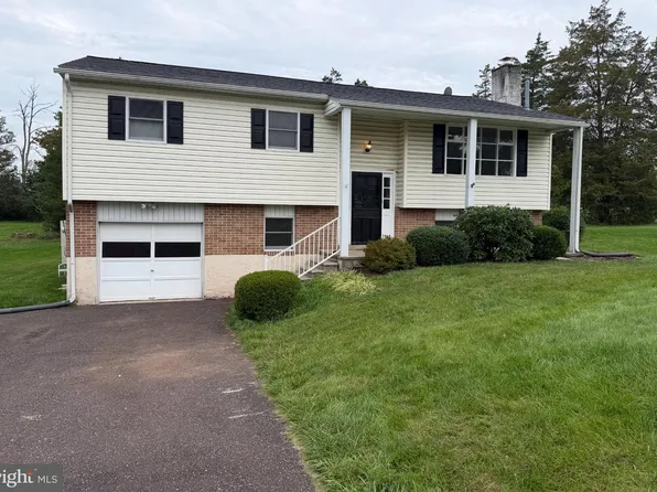 1170 Woodmere Dr, Pottstown, PA 19464