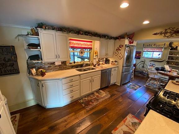 5th image of 212 Broad St