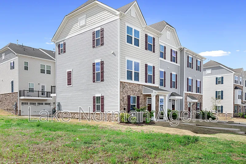 3 bed, 2.5 bath, 1700 sqft, $2,000 — Photo 3