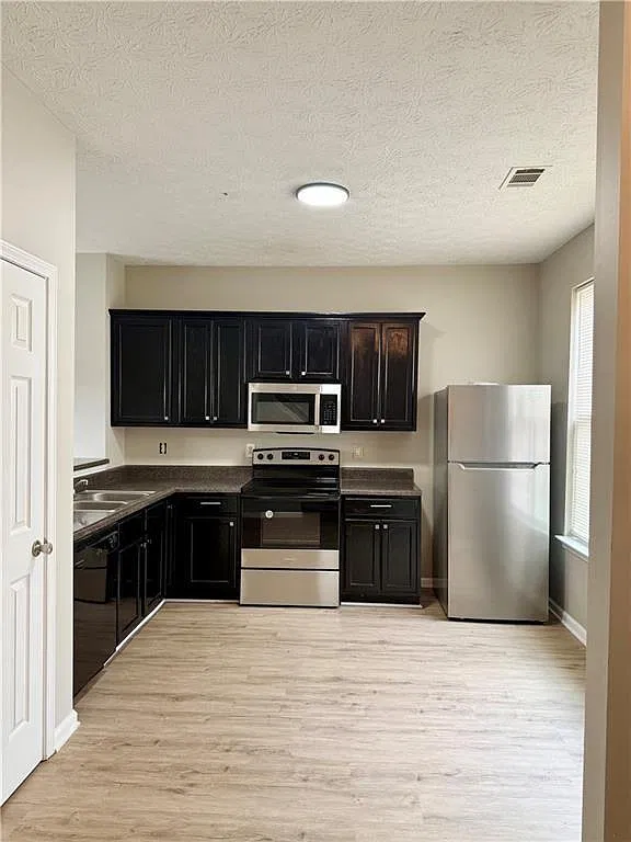 3 bed, 2.5 bath, 1632 sqft, $1,795 — Photo 4
