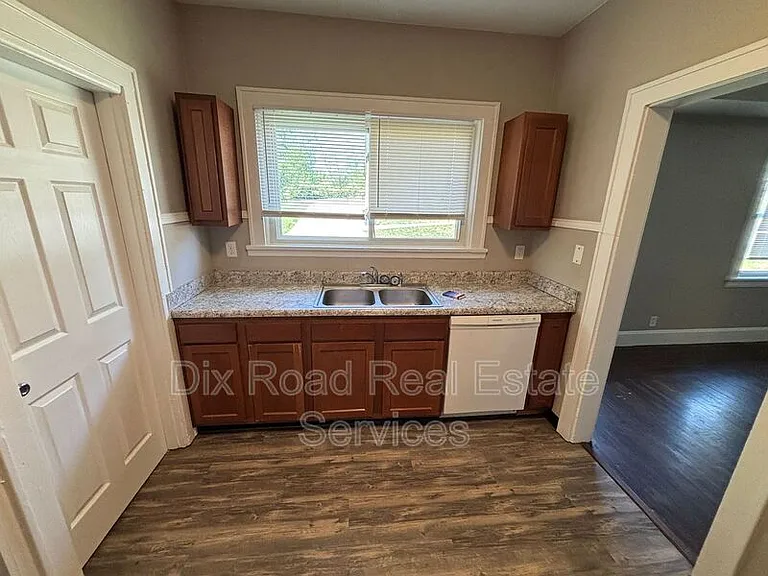3701 Iona Ave — Photo 14