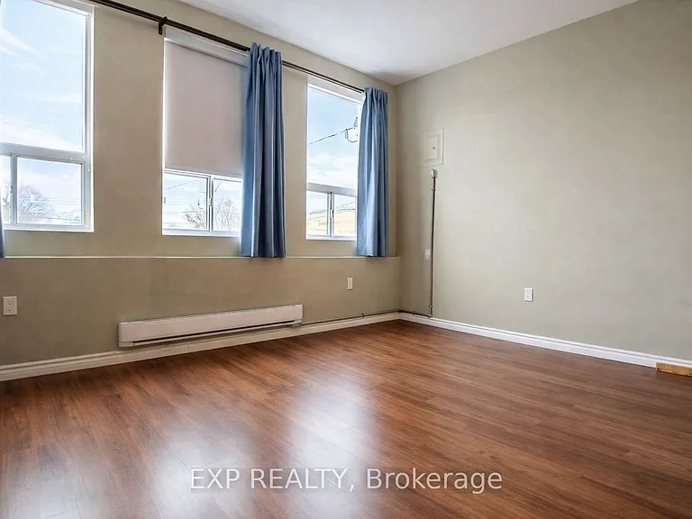 1038 Coxwell Ave #2 — Photo 5