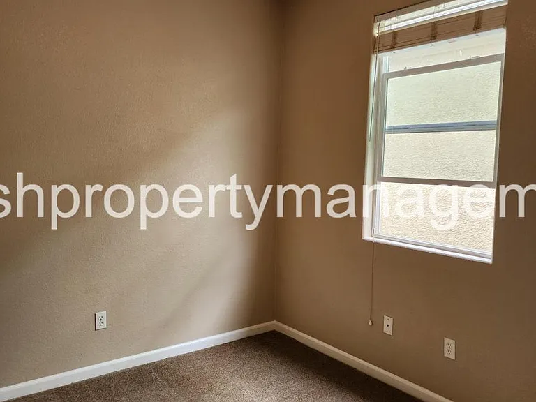 548 Navigator Dr — Photo 17