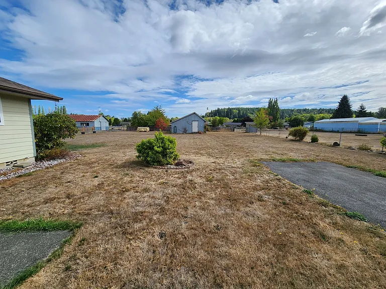 2412 Eureka Ave — Photo 17