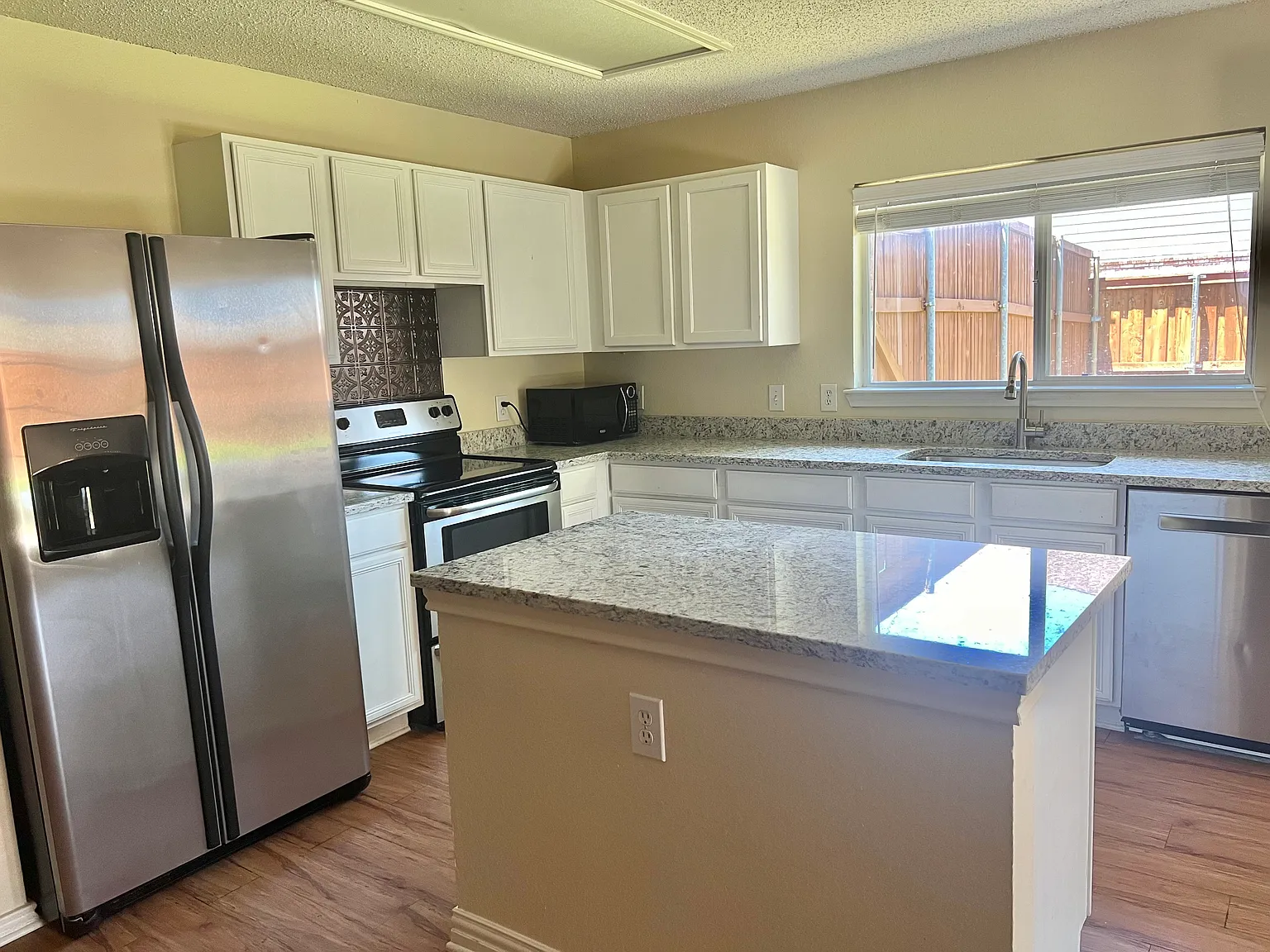 3 bed, 1786 sqft, $2,395 — Photo 3