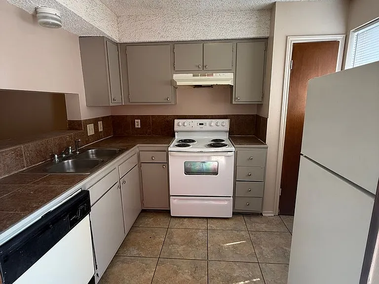 8911-8911 Gsri Ave — Photo 12
