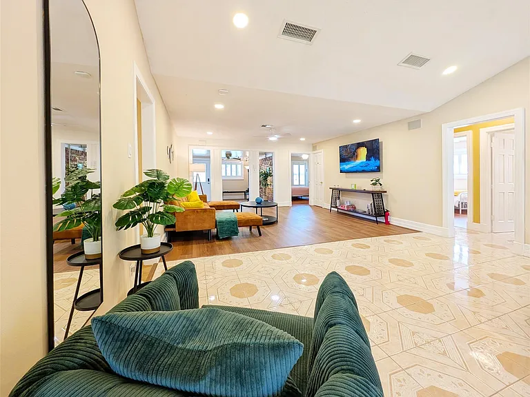 3215 Royal Oaks Dr — Photo 6