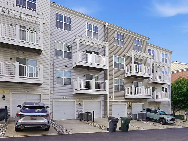 15360 Kensington Park Dr — Photo 2