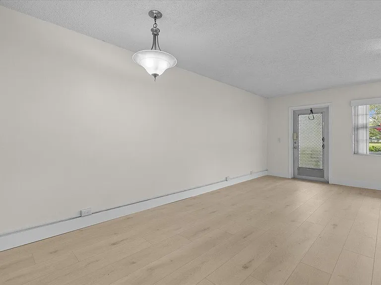 142 Kent St #I — Photo 10