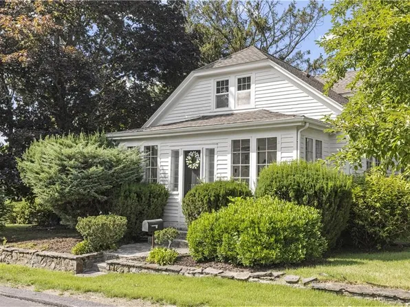 90 Hilltop Rd, East Providence, RI 02914