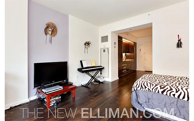 Sold by Douglas Elliman | media 14