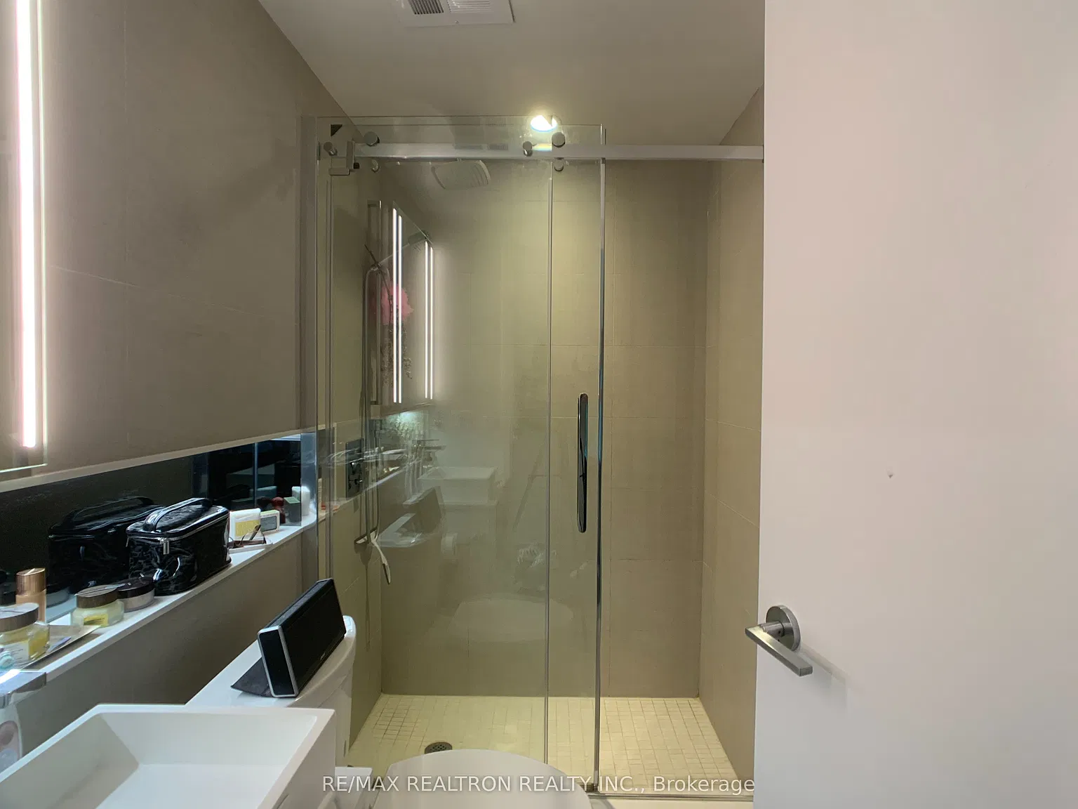 215 Queen St W — Photo 3