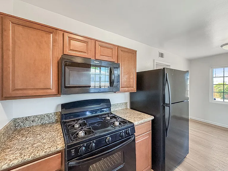 839 N Midway Dr — Photo 7