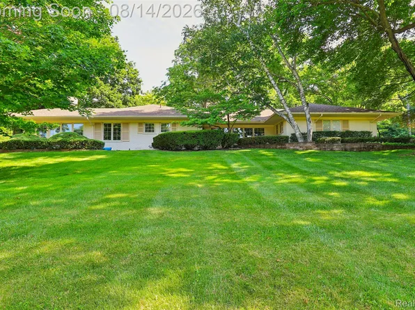3821 Lakecrest Dr, Bloomfield Hills, MI 48304