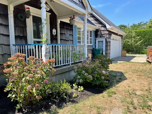 38 Shinnecock Rd, Hampton Bays, NY 11946
