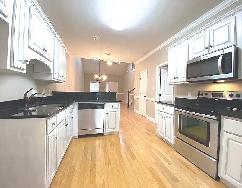 3 bed, 2.5 bath, 1636 sqft, $2,300 — Photo 4