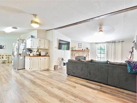 3rd image of 3679 Meadowbrook Dr
