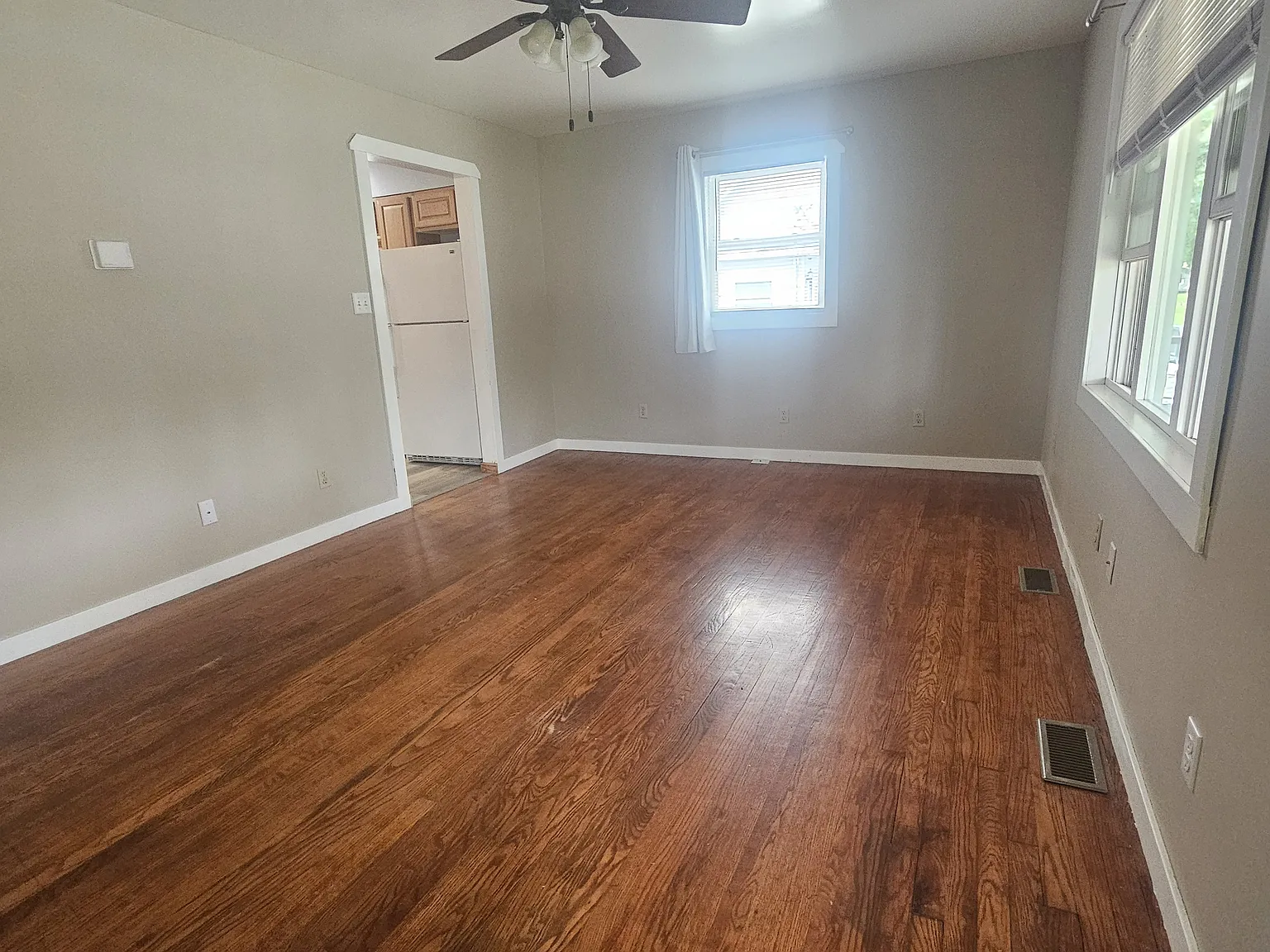 3 bed, 900 sqft, $1,800 — Photo 2