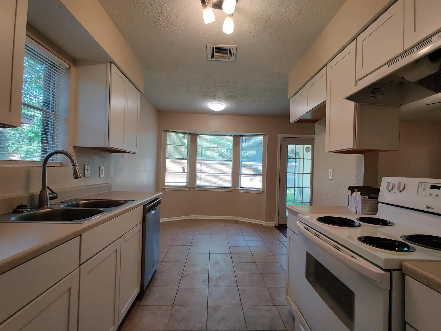 3 bed, 1.5 bath, 1113 sqft, $1,499 — Photo 3