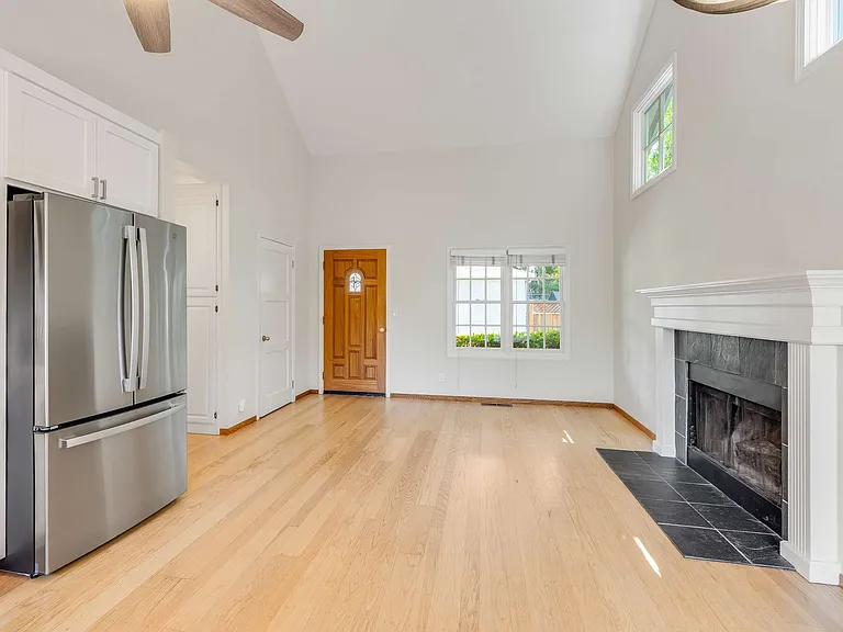 558 Beresford Ave — Photo 14