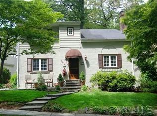 16 Mulberry Ln, New Rochelle, NY 10804