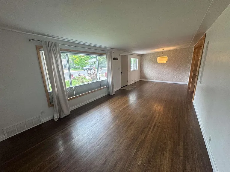 5390 S Greenwood St — Photo 2