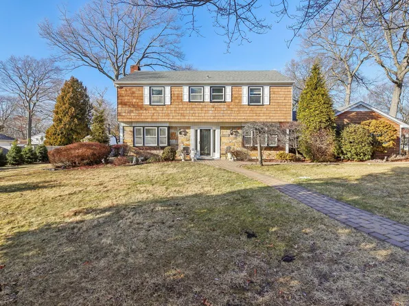 29 Whitfield Lane, Coram, NY 11727