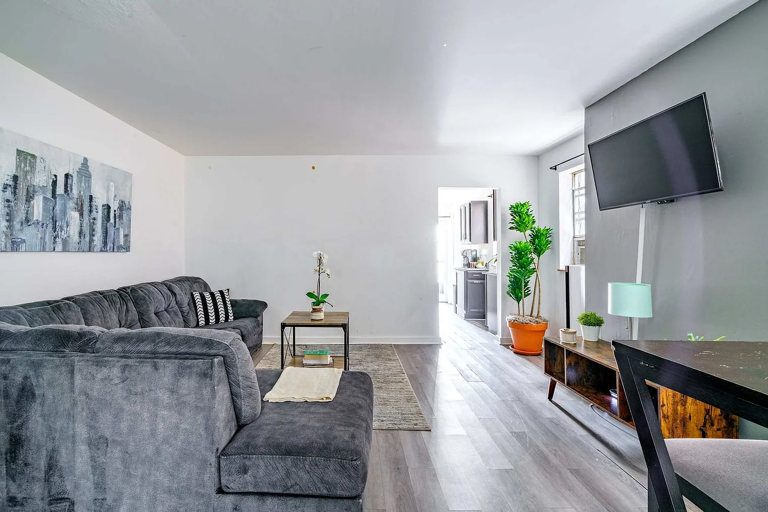 1 bed, 1.0 bath, 742 sqft, $3,065 — Photo 2