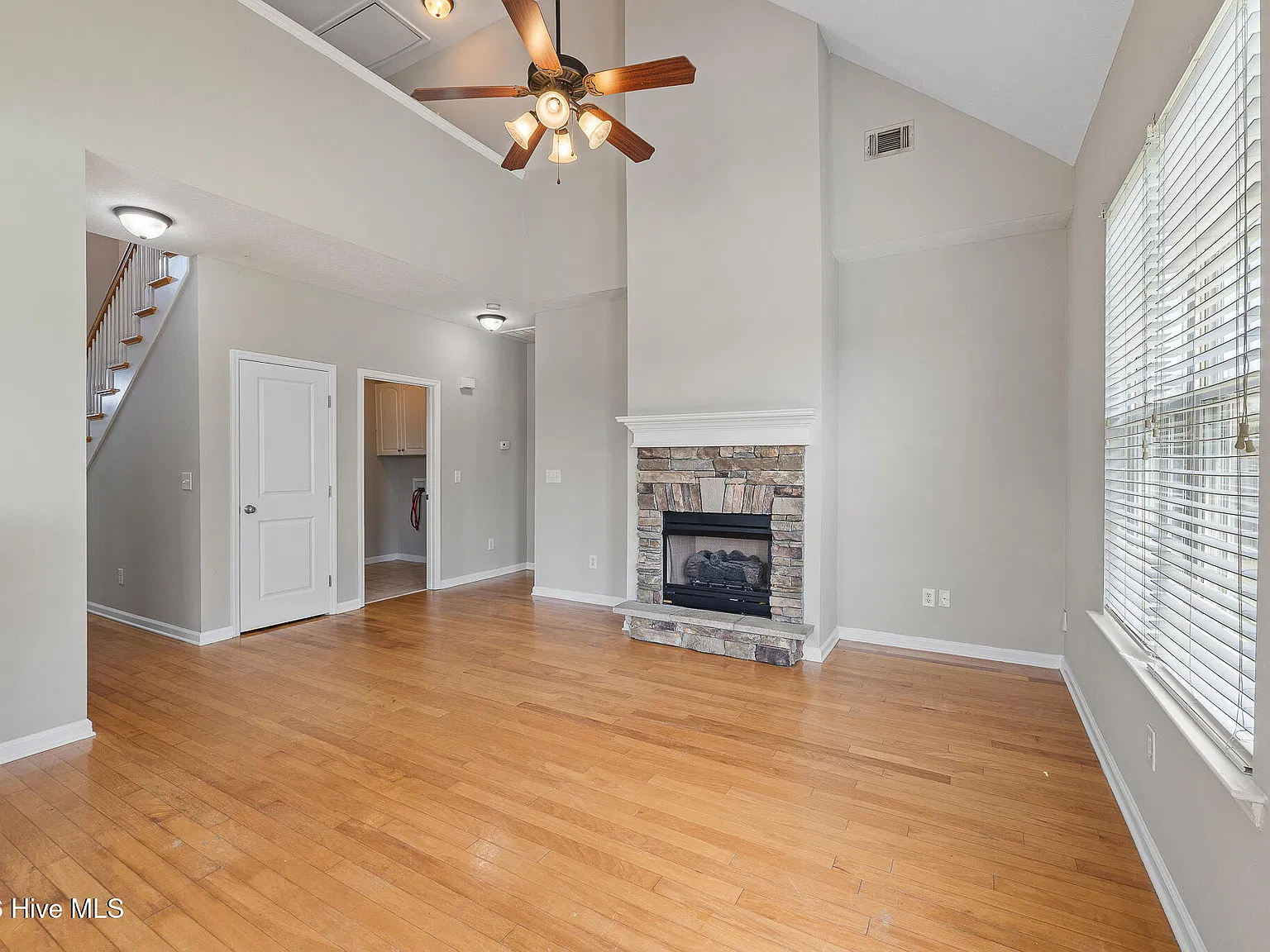 4 bed, 2.5 bath, 2522 sqft, $1,950 — Photo 2