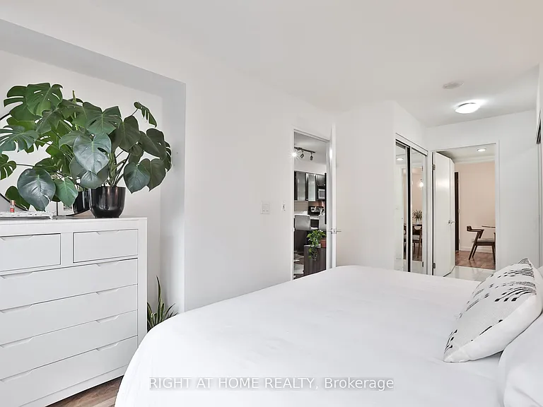 1005 King St W #613 — Photo 10