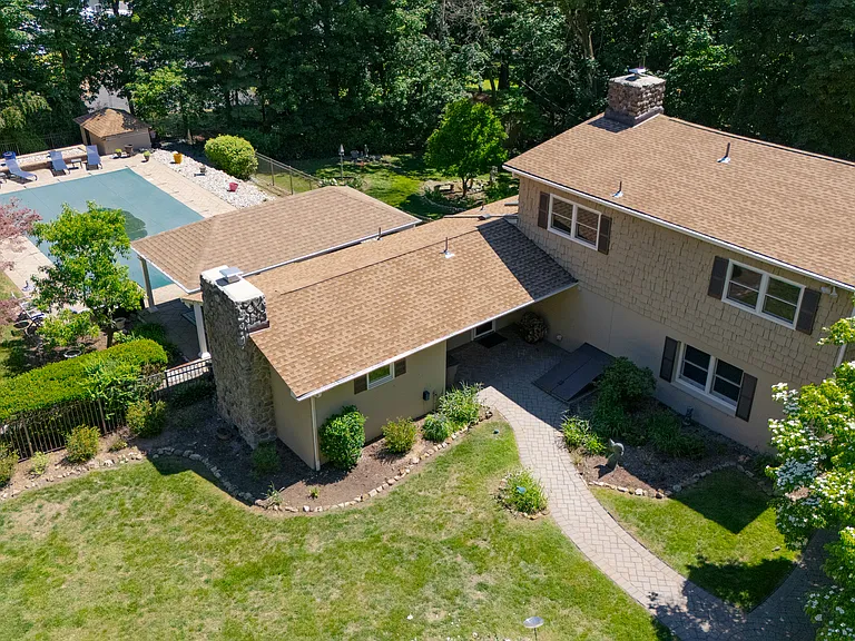 8 Crosby Ln — Photo 2