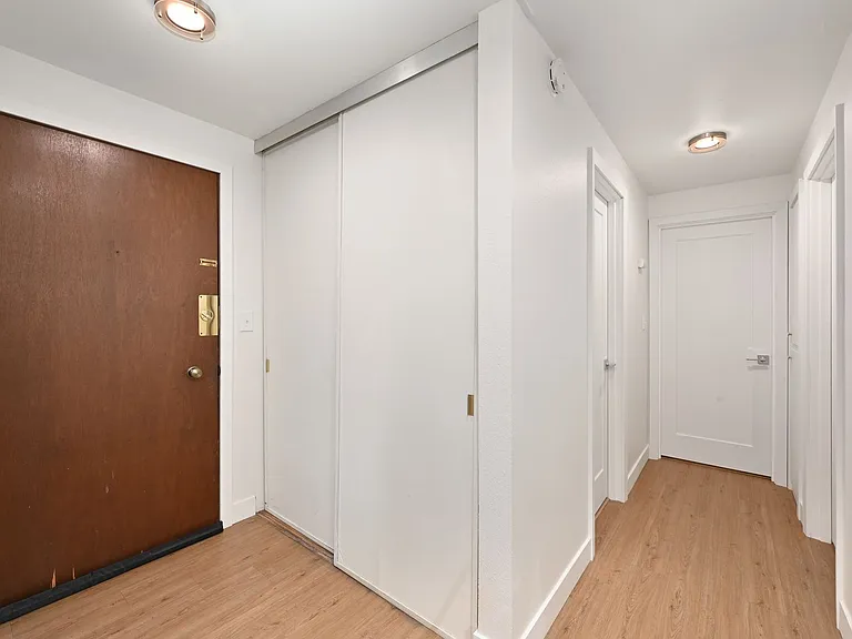Westwind Apartments — Photo 2