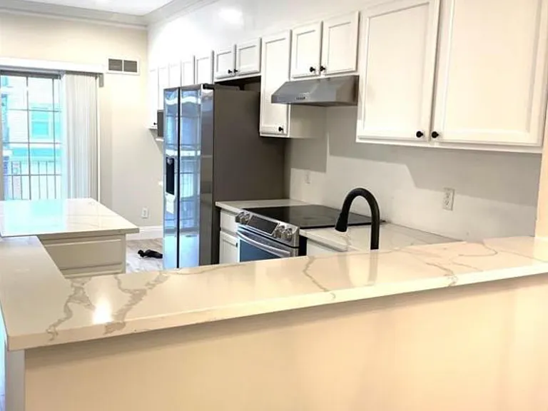 3047 Camden Dr — Photo 2