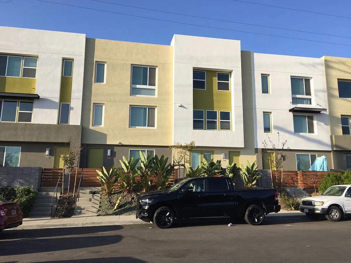 Building Photo - 752 Shoreline Rd